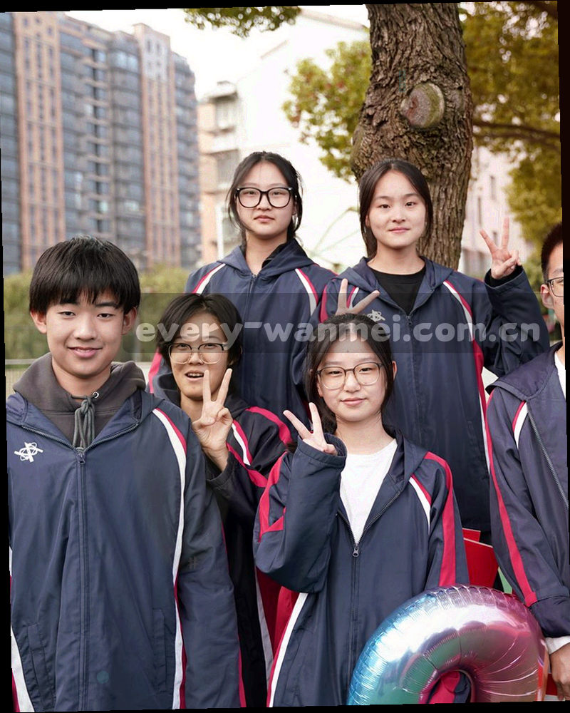 手持设备记录赛场数据的特写，屏幕上显示抽象图表色块，背景为深蓝色虚化光斑